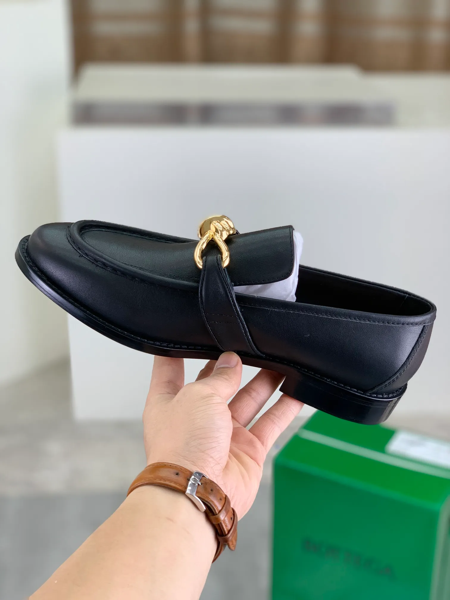 Men's shoes 💰P820 [New model] (genuine leather outsole) water-dyed cow lining 💰High-quality business couple leather shoes 💎💎💎 BOTTEGA VENETA official website synchronizes the latest top version of BV in the market, accept material comparison, shoe type comparison, process comparison, practical and textured, versatile and suitable for any occasion, the more you look at it, the more flavorful it becomes. Purely hand-knitted craftsmanship - Upper material, calfskin imported from Italy 🇮🇹 - High-quality water-dyed cowhide lining - Original private model customized leather outsole -Size: Female 35-39 (40 ordered) Male 39-44 (38 45 can be customized) Color: Multiple colors available